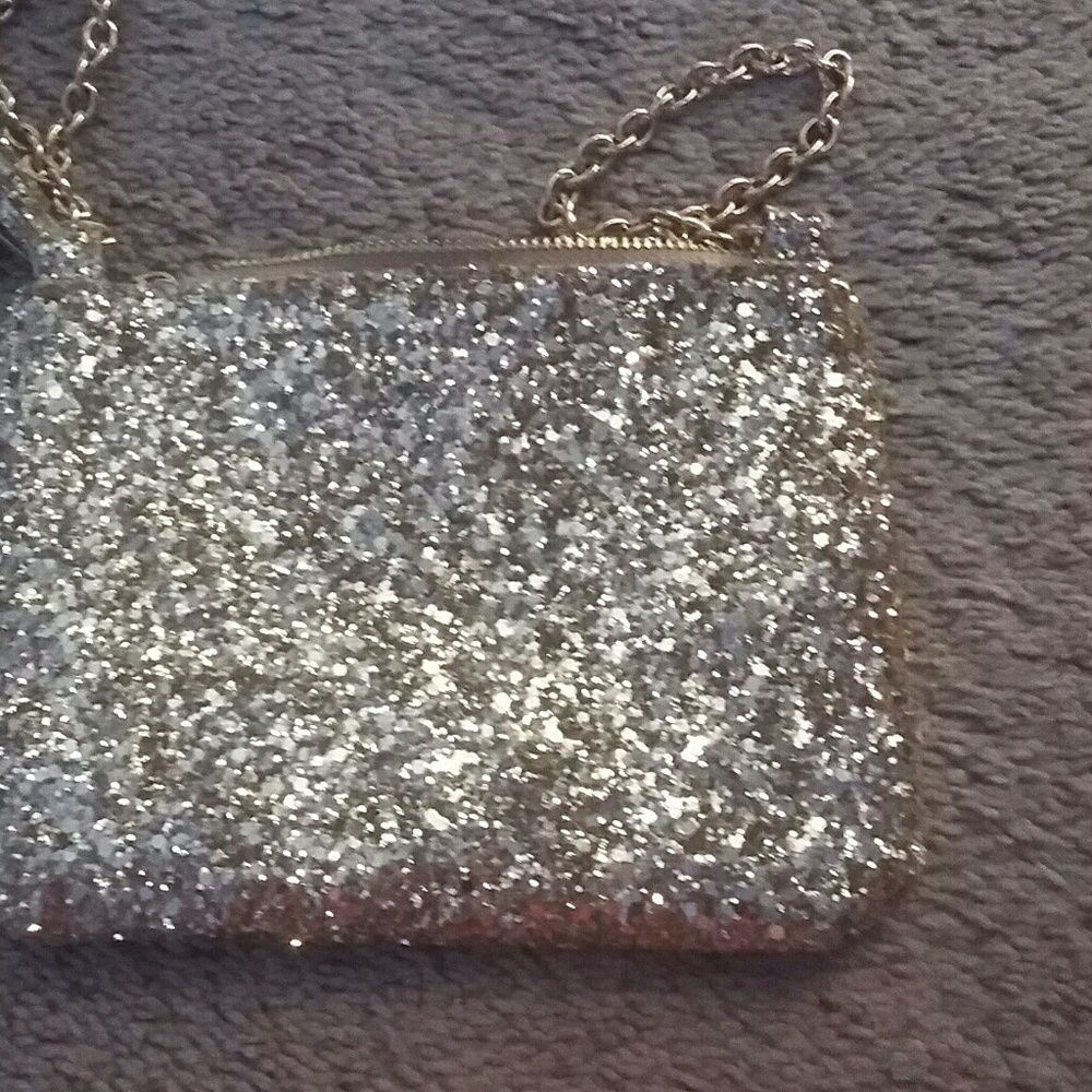 A purse that is gold